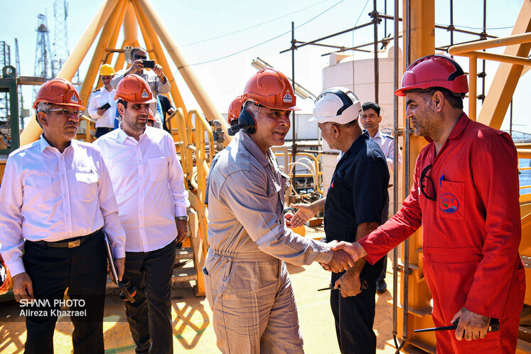 بازدید وزیر نفت از سکوی میدان مشترک فروزان در نقطه صفر مرزی
