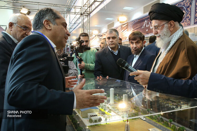 بازدید رهبر انقلاب از نمایشگاه دستاوردها و توانمندیهای بخش خصوصی