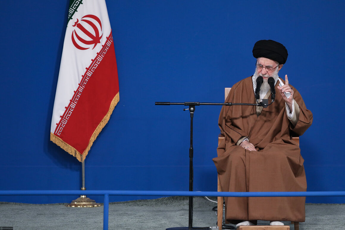 Leader stresses growth in production, investment in 1404 Leader stresses growth in production, investment in 1404