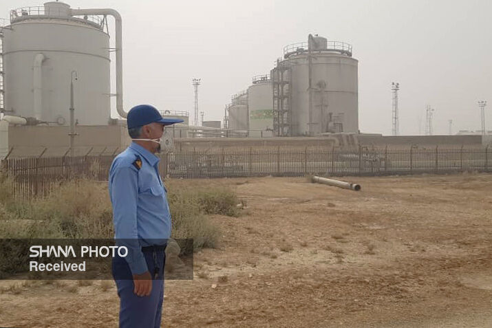 کارکنان صنعت نفت؛ ایستاده در غبار، پایدار در تولید