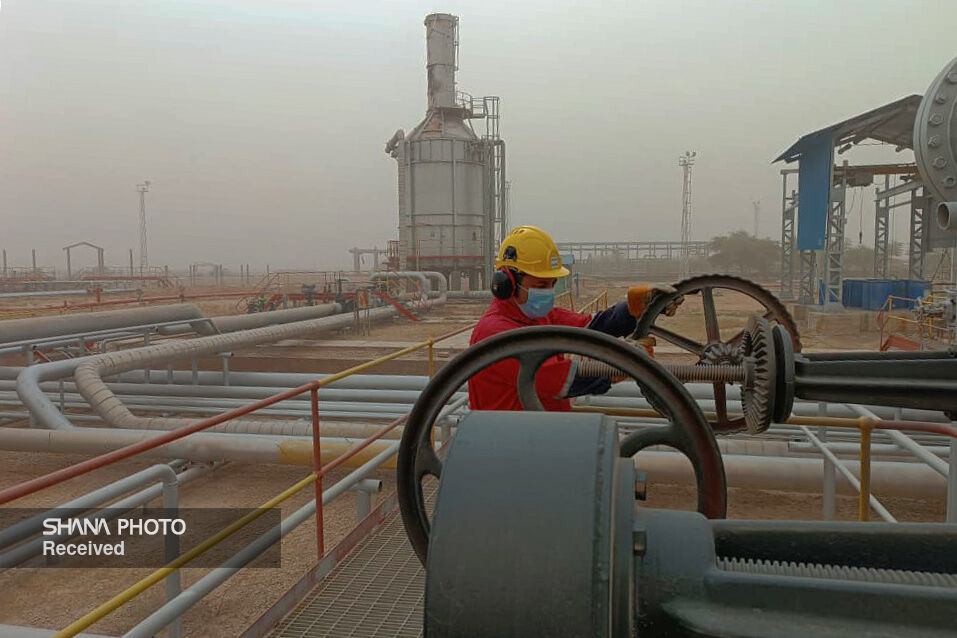 کارکنان صنعت نفت؛ ایستاده در غبار، پایدار در تولید