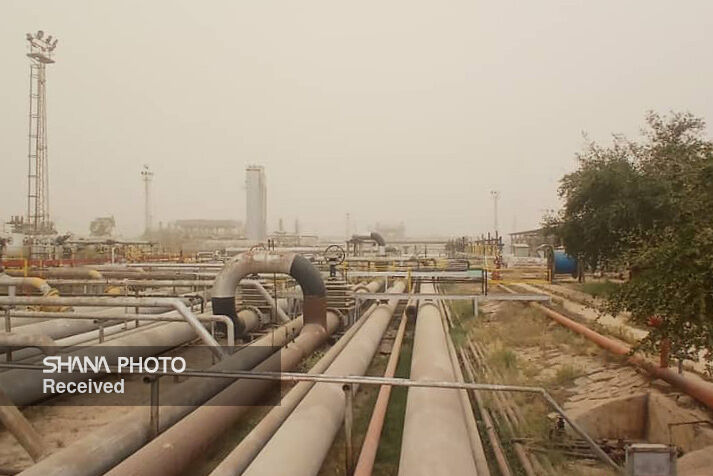 کارکنان صنعت نفت؛ ایستاده در غبار، پایدار در تولید