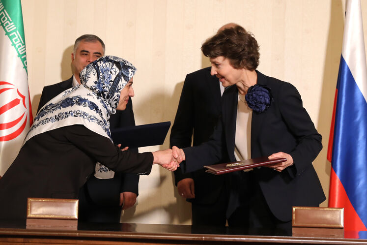 امضای سند همکاری توسعه تحقیقات مشترک در حوزه سلولدرمانی و ژندرمانی و ارتقای دانش پزشکی ایران و روسیه، بین مریم بهفر، معاون پژوهشی پژوهشکده ژن، سلول و بافت دانشگاه علوم پزشکی تهران و النا نیکولاونا پاروویچنیکوا