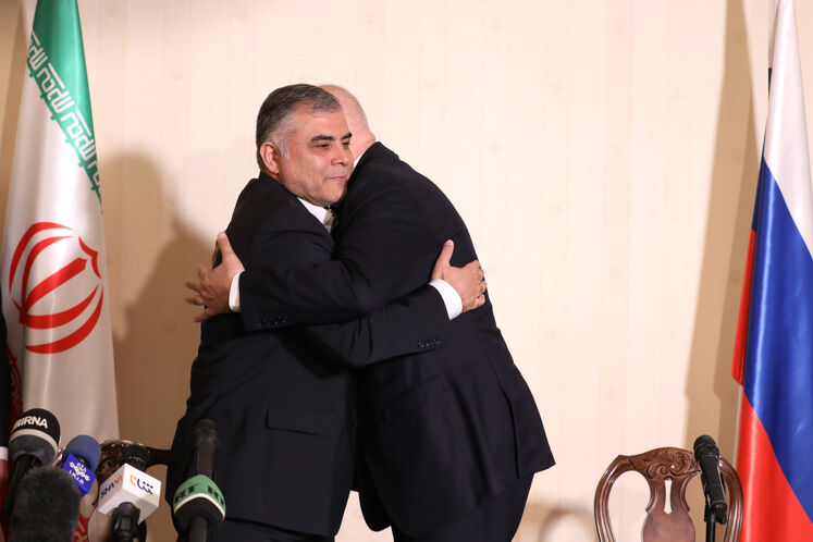 محسن پاکنژاد، وزیر نفت جمهوری اسلامی ایران و سرگئی تیسیلیوف، وزیر انرژی فدراسیون روسیه