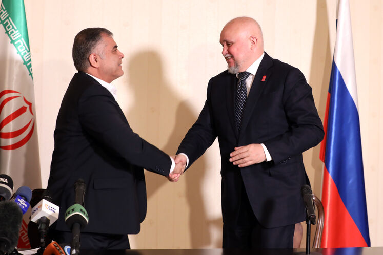 محسن پاکنژاد، وزیر نفت جمهوری اسلامی ایران و سرگئی تیسیلیوف، وزیر انرژی فدراسیون روسیه