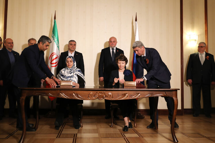 امضای سند همکاری توسعه تحقیقات مشترک در حوزه سلولدرمانی و ژندرمانی و ارتقای دانش پزشکی ایران و روسیه، بین مریم بهفر، معاون پژوهشی پژوهشکده ژن، سلول و بافت دانشگاه علوم پزشکی تهران و النا نیکولاونا پاروویچنیکوا