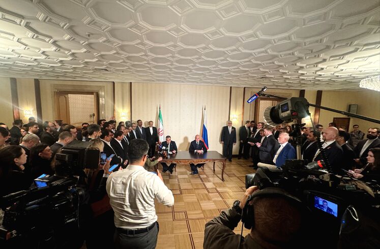 نشست خبری محسن پاکنژاد، وزیر نفت جمهوری اسلامی ایران و سرگئی تیسیلیوف، وزیر انرژی فدراسیون روسیه