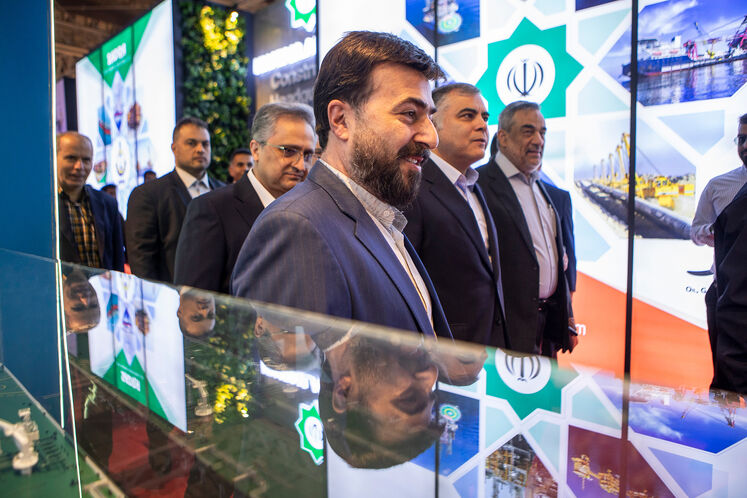 بازدید سرزده محسن پاک‌نژاد، وزیر نفت از سالن‌های ۸ و ۹ نمایشگاه بین‌المللی نفت، گاز، پالایش و پتروشیمی
