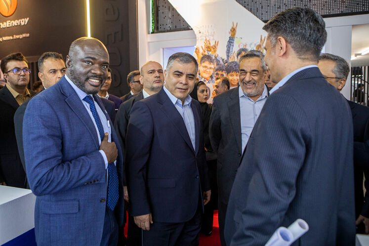 بازدید سرزده محسن پاک‌نژاد، وزیر نفت از سالن‌های ۸ و ۹ نمایشگاه بین‌المللی نفت، گاز، پالایش و پتروشیمی