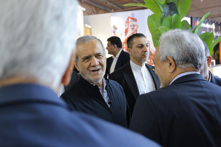 بازدید مسعود پزشکیان، رئیس‌جمهوری از بیست‌ونهمین نمایشگاه بین‌المللی نفت، گاز، پالایش و پتروشیمی
