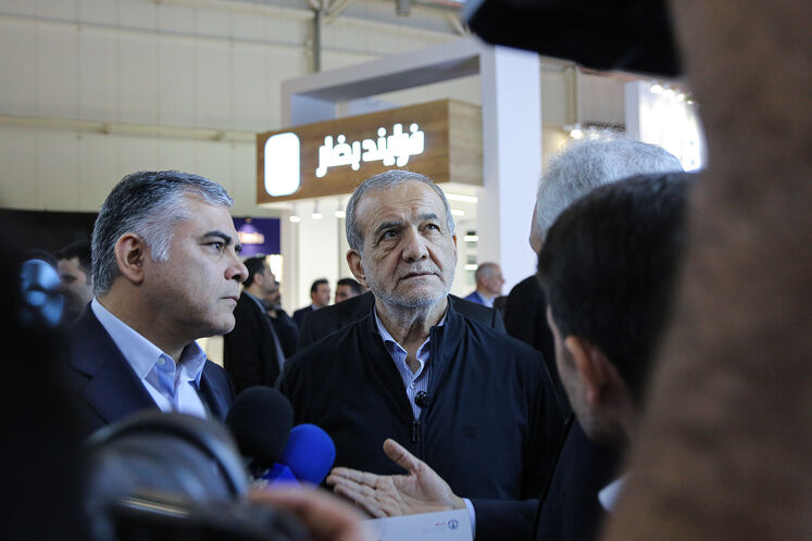بازدید مسعود پزشکیان، رئیس‌جمهوری از بیست‌ونهمین نمایشگاه بین‌المللی نفت، گاز، پالایش و پتروشیمی