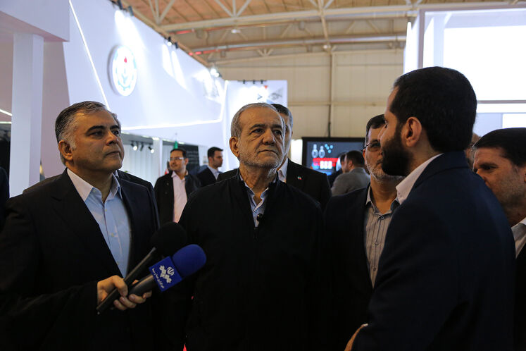 بازدید مسعود پزشکیان، رئیس‌جمهوری از بیست‌ونهمین نمایشگاه بین‌المللی نفت، گاز، پالایش و پتروشیمی