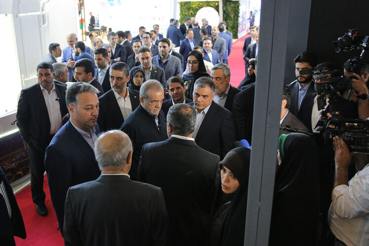 بازدید مسعود پزشکیان، رئیس‌جمهوری از بیست‌ونهمین نمایشگاه بین‌المللی نفت، گاز، پالایش و پتروشیمی