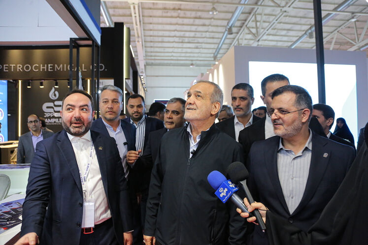 بازدید مسعود پزشکیان، رئیس‌جمهوری از بیست‌ونهمین نمایشگاه بین‌المللی نفت، گاز، پالایش و پتروشیمی