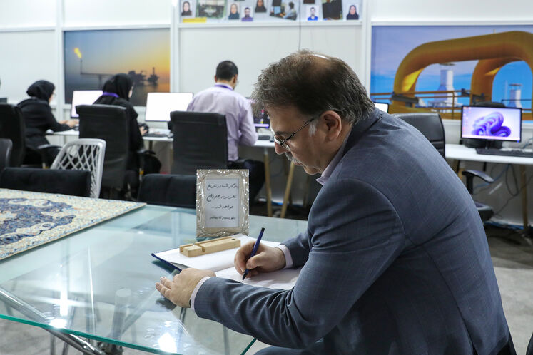 بازدید امید شاکری، معاون وزیر نفت در امور مهندسی، پژوهش و فناوری از ستاد خبری وزارت نفت