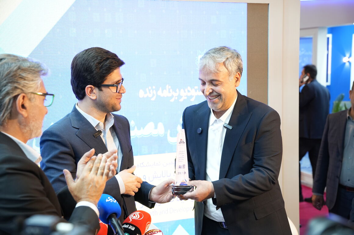 رونمایی از استودیوی برنامه زنده «هوش مصنوعی و پالایش نفت» رونمایی از استودیوی برنامه زنده «هوش مصنوعی و پالایش نفت»