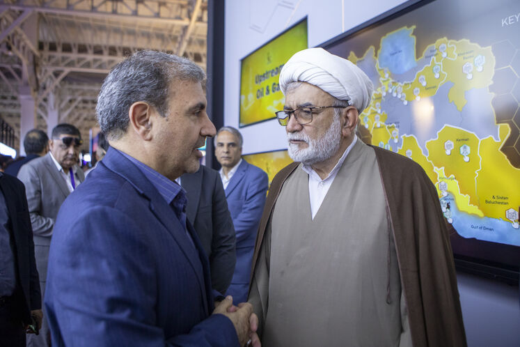 سخاوت اسدی، مدیرعامل سازمان منطقه ویژه اقتصادی انرژی و موسی احمدی، رئیس کمیسیون انرژی مجلس در بیست‌ونهمین نمایشگاه نفت ایران