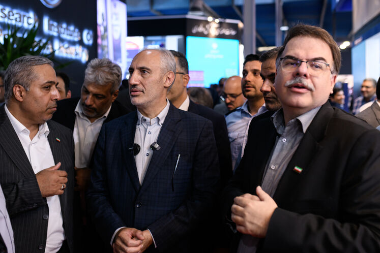 بازدید رئیس سازمان برنامه و بودجه از نمایشگاه نفت