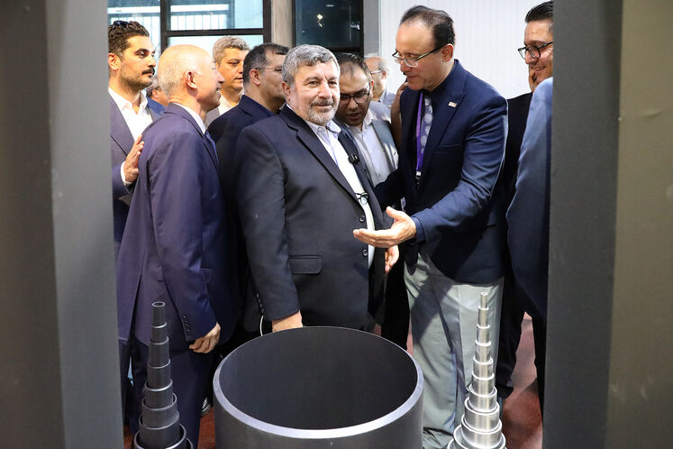 بازدید الیاس حضرتی، رئیس شورای اطلاع‌رسانی دولت از بیست‌ونهمین نمایشگاه بین‌المللی نفت، گاز، پالایش و پتروشیمی