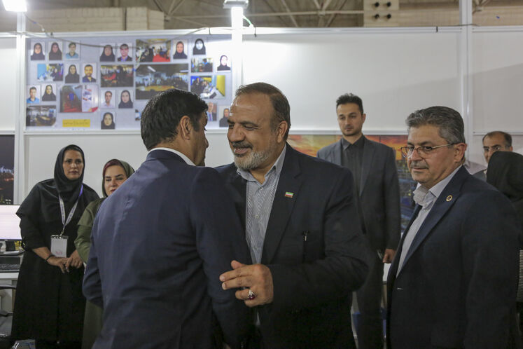 بازدید ابراهیم پیرامون، مدیرعامل شرکت ملی مناطق نفت‌خیز جنوب  از ستاد خبری وزارت نفت