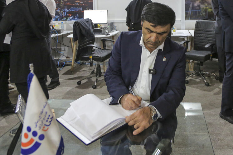 بازدید ابراهیم پیرامون، مدیرعامل شرکت ملی مناطق نفت‌خیز جنوب  از ستاد خبری وزارت نفت