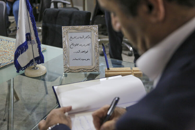 بازدید ابراهیم پیرامون، مدیرعامل شرکت ملی مناطق نفت‌خیز جنوب  از ستاد خبری وزارت نفت