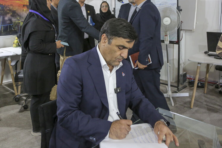 بازدید ابراهیم پیرامون، مدیرعامل شرکت ملی مناطق نفت‌خیز جنوب  از ستاد خبری وزارت نفت