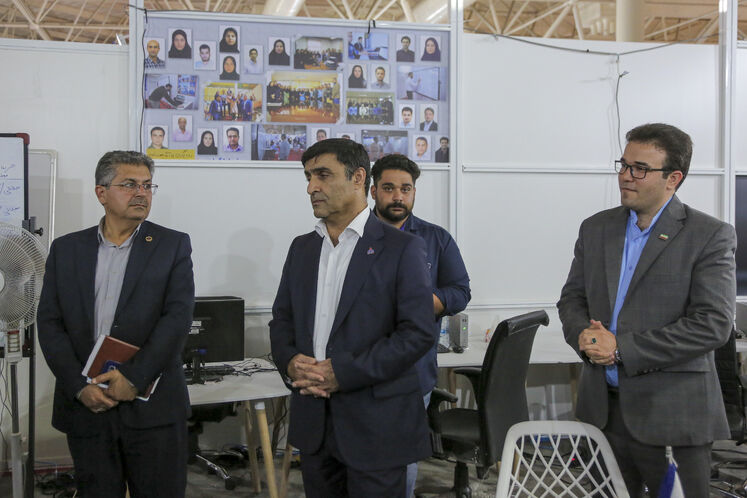 بازدید ابراهیم پیرامون، مدیرعامل شرکت ملی مناطق نفت‌خیز جنوب  از ستاد خبری وزارت نفت