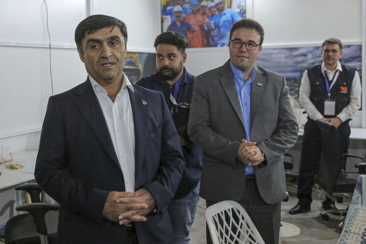 بازدید ابراهیم پیرامون، مدیرعامل شرکت ملی مناطق نفت‌خیز جنوب  از ستاد خبری وزارت نفت