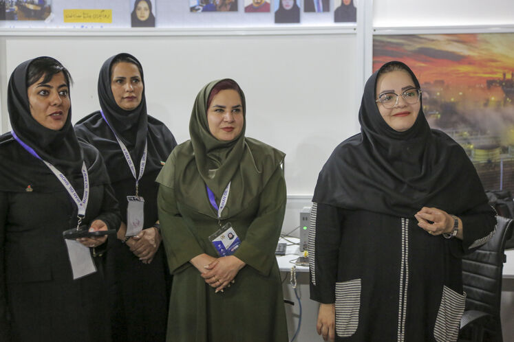 بازدید ابراهیم پیرامون، مدیرعامل شرکت ملی مناطق نفت‌خیز جنوب  از ستاد خبری وزارت نفت