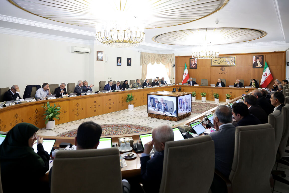 Oil minister reports on Iran Oil Show 2025 at cabinet meeting
