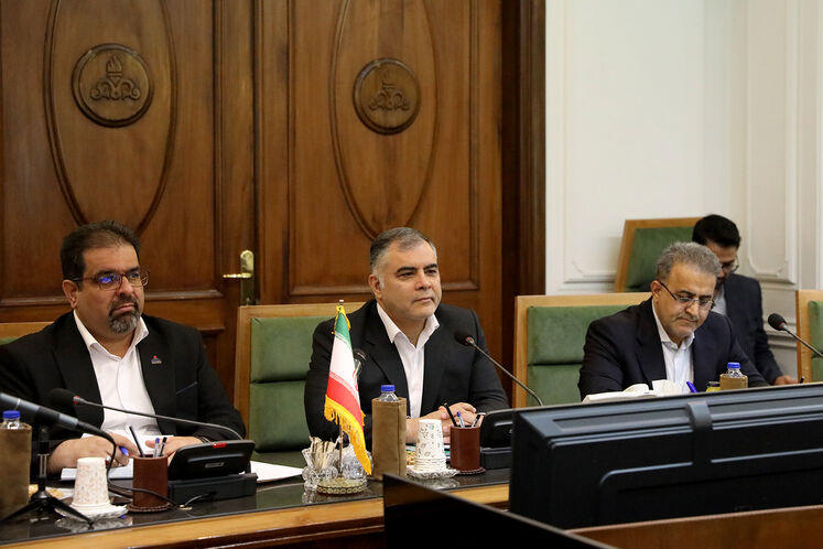 از چپ: سعید توکلی، مدیرعامل شرکت ملی گاز ایران ،محسن پاک‌نژاد ،وزیر نفت  و سید علی‌محمد موسوی، معاون امور بین‌الملل و بازرگانی وزیر نفت