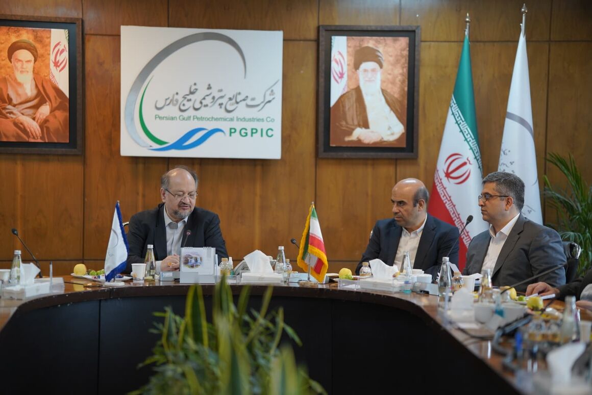 تأکید هلدینگ خلیج فارس بر تسهیل اجرای نیروگاههای خورشیدی تأکید هلدینگ خلیج فارس بر تسهیل اجرای نیروگاههای خورشیدی