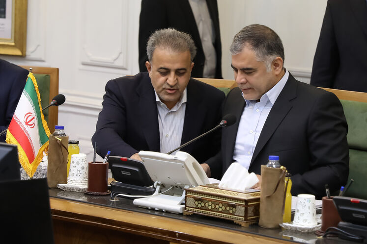  ﻣﺤﺴﻦ ﭘﺎﮎ‌ﻧﮋﺍد، ﻭﺯﯾﺮ ﻧﻔﺖ و سید علی‌محمد موسوی، معاون امور بین‌الملل و بازرگانی وزیر نفت