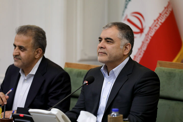 ﻣﺤﺴﻦ ﭘﺎﮎ‌ﻧﮋﺍد، ﻭﺯﯾﺮ ﻧﻔﺖ و سید علی‌محمد موسوی، معاون امور بین‌الملل و بازرگانی وزیر نفت