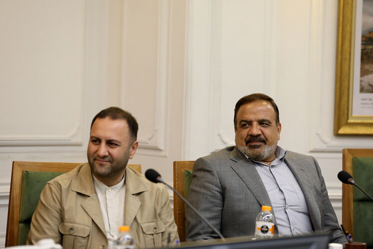 مجید بوجارزاده، مدیرکل روابط عمومی وزارت نفت و  محسن پیرهادی، معاون وزیر در امور حقوقی و مجلس وزارت نفت