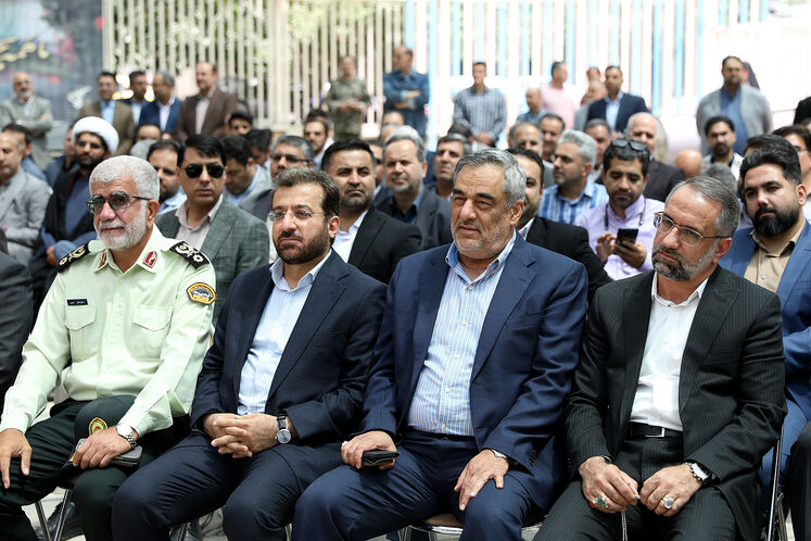 از راست: سید عباس بهشتی، فرمانده مرکز مقاومت بسیج وزارت نفت، حمید بورد، مدیرعامل شرکت ملی نفت ایران، محمدحسین دانشفر، مدیرعامل شرکت نفت خزر و رهامبخش حبیبی، رئیس یگان حفاظت و امنیت صنعت نفت