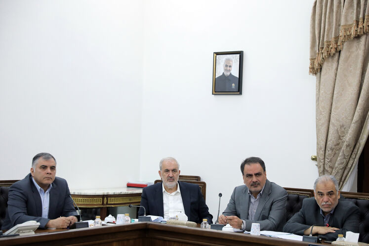 (از چپ) محسن پاک‌نژاد، وزیر نفت و عباس علی‌آبادی، وزیر نیرو