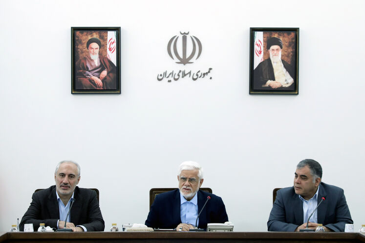 محسن پاک‌نژاد، وزیر نفت، محمدرضا عارف، معاون اول رئیس‌جمهوری و سیدحمید پورمحمدی، رئیس سازمان برنامه و بودجه
