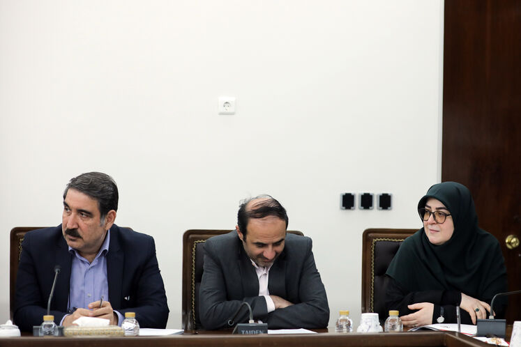 فاطمه مهاجرانی، سخنگوی دولت (راست)