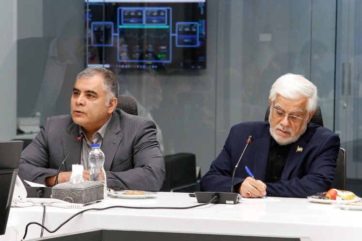محمدرضا عارف، معاون اول رئیس‌جمهوری و ﻣﺤﺴﻦ ﭘﺎﮎ‌ﻧﮋﺍد، ﻭﺯﯾﺮ ﻧﻔﺖ