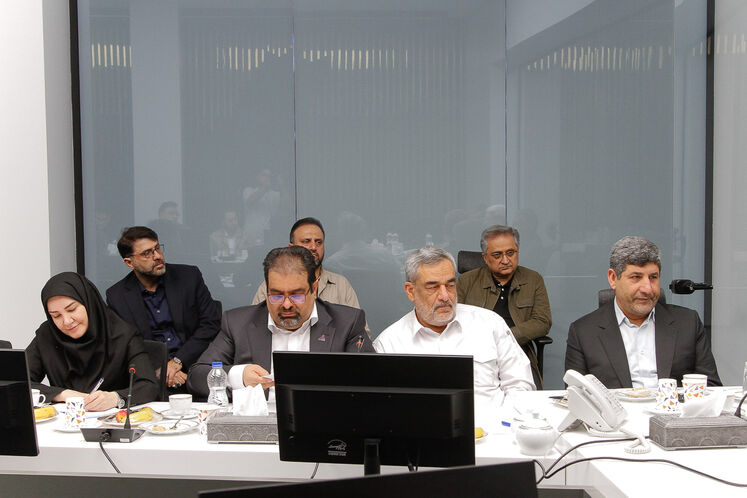 حمید بورد، مدیرعامل شرکت ملی نفت ایران، سعید توکلی، مدیرعامل شرکت ملی گاز ایران و صدیقه خزائی، معاون توسعه مدیریت و سرمایه انسانی وزارت نفت