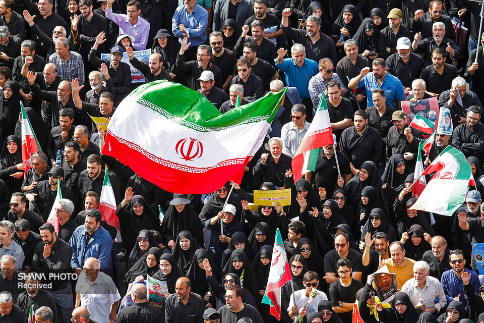 مردم پای پرچم مقدس کشورمان ایستاده‌اند