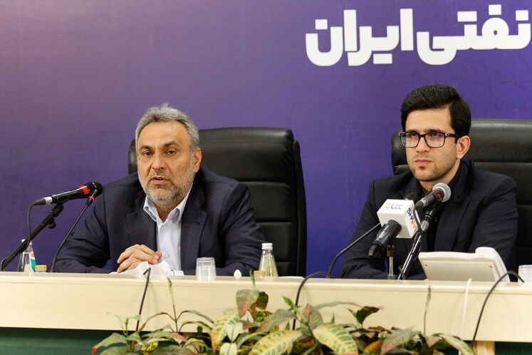 محمد صادق عظیمی‌فر، مدیرعامل شرکت ملی پالایش و پخش فرآورده‌های نفتی ایران و محمد علی دادور، معاون اجرایی شرکت ملی پخش فرآورده‌های نفتی