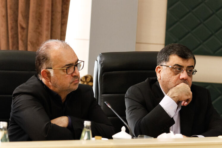 محمد مشیکنفام، مدیرعامل شرکت ملی مهندسی و ساختمان نفت ایران (راست)