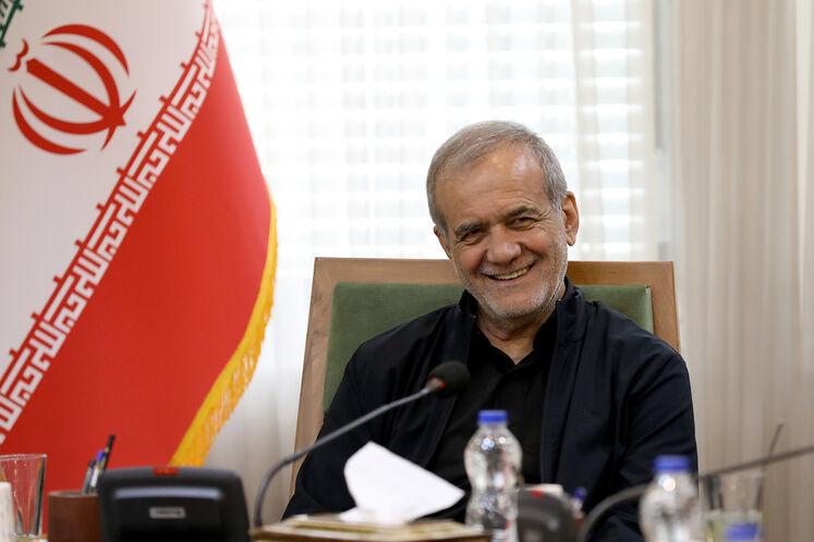 President Pezeshkian visits Oil Ministry