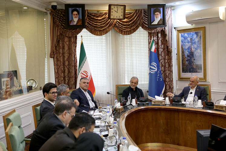 President Pezeshkian visits Oil Ministry