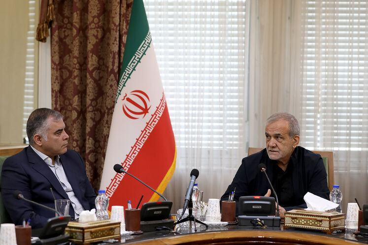 مسعود پزشکیان، رئیس‌جمهوری  و محسن پاک‌نژاد، وزیر نفت