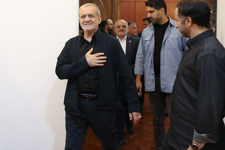 President Pezeshkian visits Oil Ministry