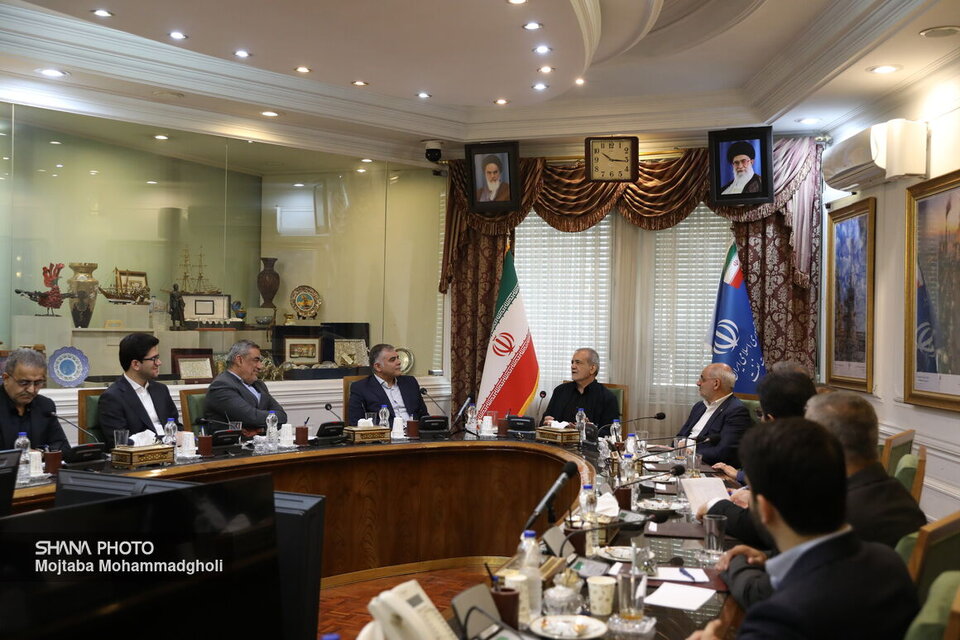 دیدار سرزده رئیسجمهوری از وزارت نفت/ قدردانی از عملکرد ۱۲ روزه دیدار سرزده رئیسجمهوری از وزارت نفت/ قدردانی از عملکرد ۱۲ روزه